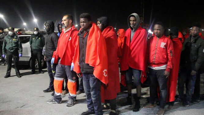 Voluntarios de Cruz Roja atienden a los 48 inmigrantes llegados a Motril