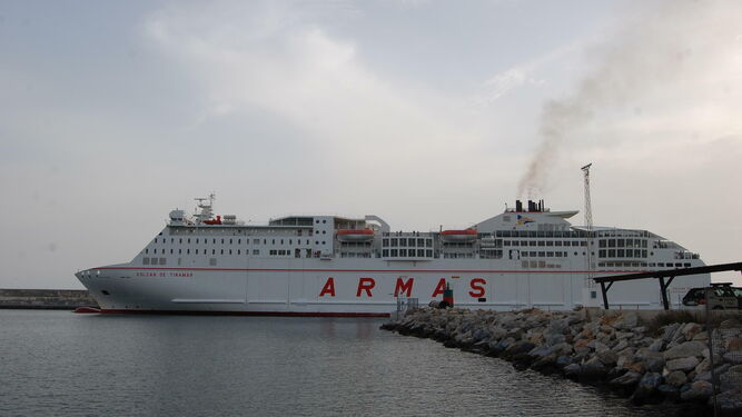 Un ferry abandona el Puerto de Motril camino de Melilla