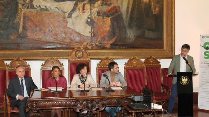 La rectora de la UGR, Pilar Aranda, presidió el acto de presentación de los CAU 19