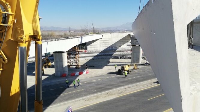 Colocan la última viga del puente sobre la A-92G en Santa Fe