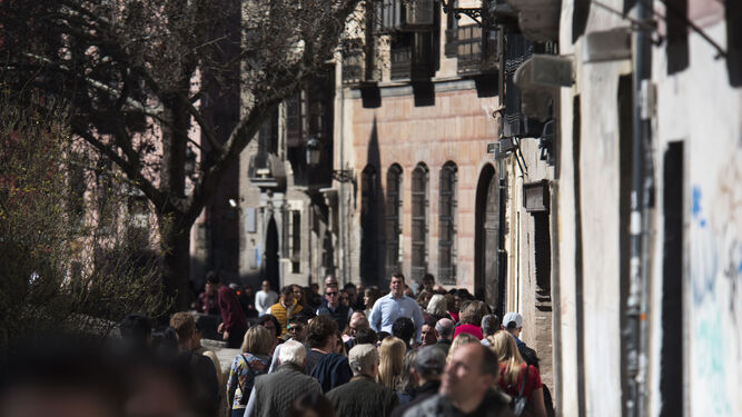 Los turistas 'asaltan' las calles del centro de Granada