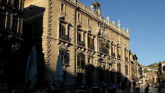 Fachada principal de la Audiencia Provincial de Granada.