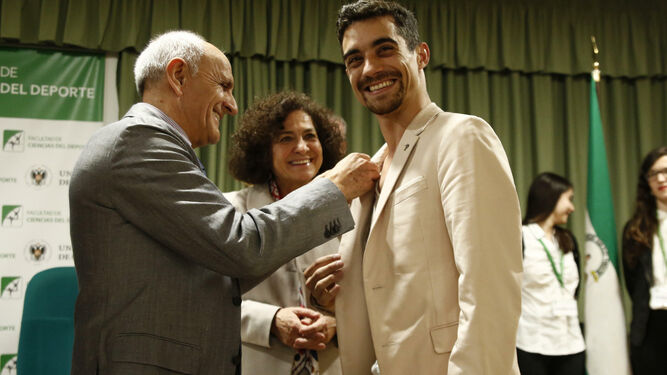 Javier Fernández recibe la insignia de oro de manos de Aurelio Sánchez Vinuesa