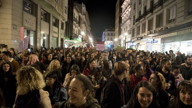 Granada se ti&ntilde;e de morado con la ola feminista