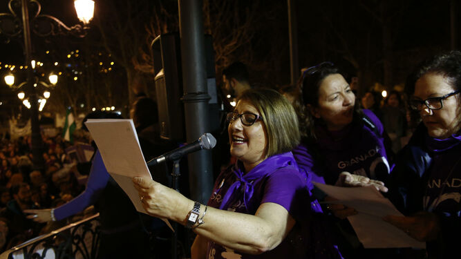 Granada se ti&ntilde;e de morado con la ola feminista