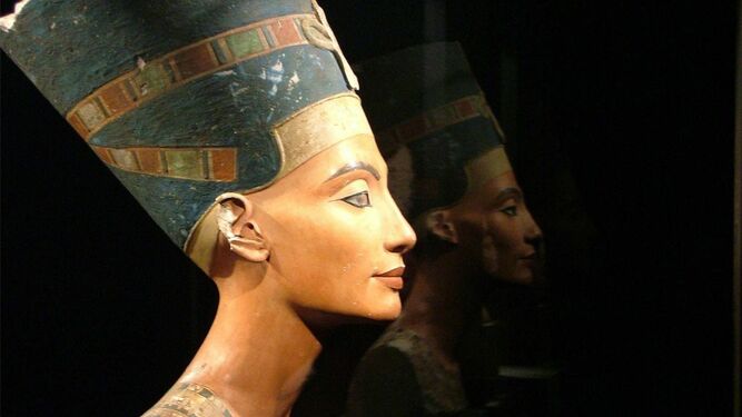 El busto de Nefertiti, esposa del faraón Akenatón