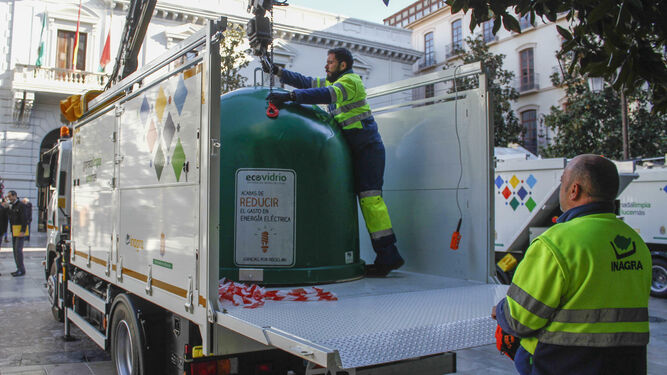Operarios de Inagra enseñan uno de los camiones para la recogida de basura.