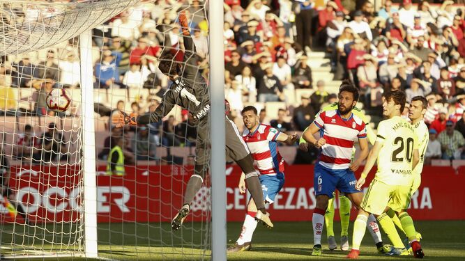 Cristian Álvarez no puede hacer nada para evitar el remate de Germán en el gol rojiblanco.