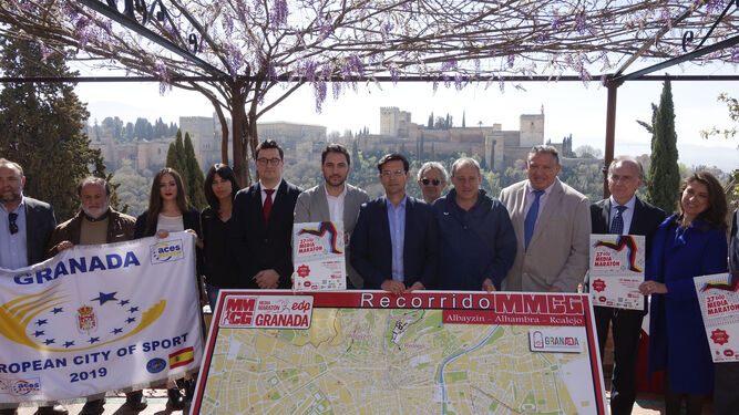 El alcalde de Granada junto a los patrocinadores con la Alhambra como telón de fondo
