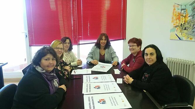 Reunión entre la diputada de Bienestar Social, integrantes de la Asociación Granada Acoge, la concejala de Bienestar Social y miembros de los servicios sociales.