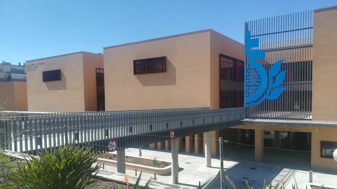 El nuevo edificio del Campus en Ciencias de la Salud,  conectado al Hospital de San Juan de Dios con una pasarela.