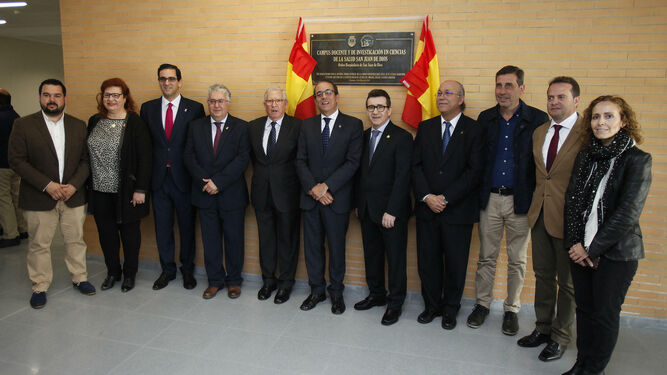 El rector de la Universidad de Sevilla, con con los superiores de la Orden de San Juan de Dios y los alcaldes de la comarca, este jueves.