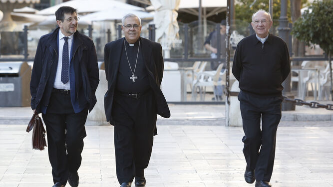 Monseñor Martínez (centro) ha pedido a los cristianos que piensen su voto