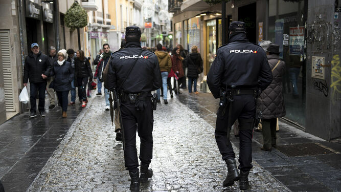 Agentes de Policía Nacional patrullan por las calles de Granada.