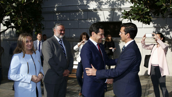 El alcalde de Granada, Francisco Cuenca, recibe en la Plaza del Carmen al presidente de la Junta, Juanma Moreno.