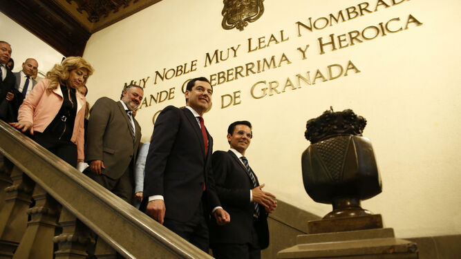 El presidente de la Junta, Juanma Moreno, junto al alcalde de Granada y representantes del Gobierno andaluz.