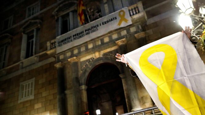 El Palau de la Generalitat, con la pancarta y los lazos amarillos.