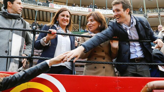 El presidente del PP, Pablo Casado, con la presidenta del PPCV, Isabel Bonig, en la plaza de toros de Valencia este pasado martes.