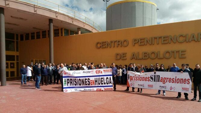 Funcionarios de prisiones concentrados frente a la cárcel de Albolote.