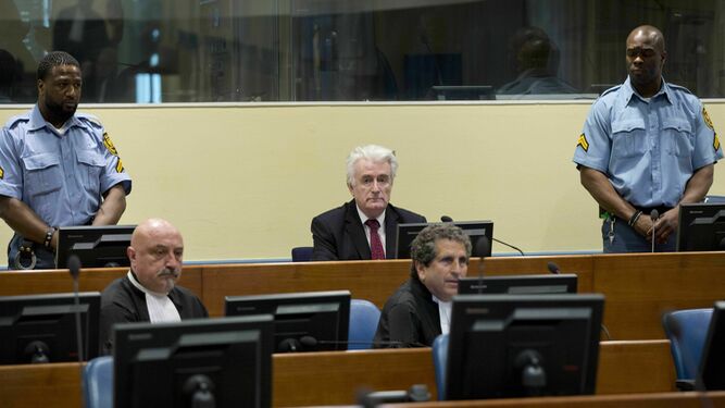 El ex líder serbobosnio Radovan Karadzic, durante su comparecencia ante el Mecanismo para los Tribunales Penales Internacionales ayer en La Haya.