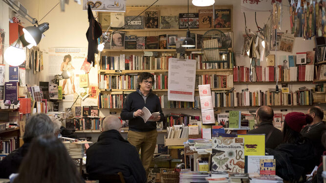 La librería Bakakai durante una de la lecturas del Día de la Poesía el año pasado.