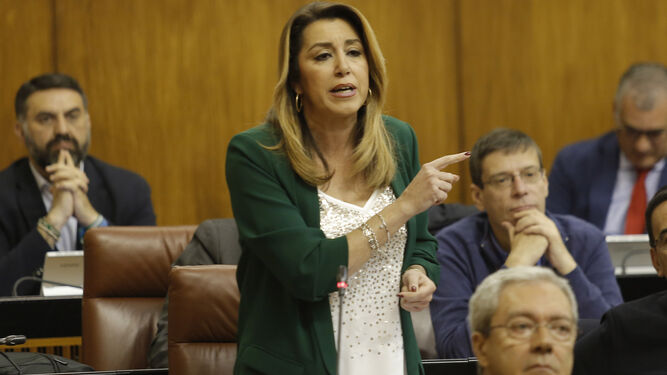 Susana Díaz durante su intercambio dialéctico conJuanma Moreno, ayer en la sesión de control al Gobierno en el Parlamento.