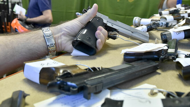 Foto de archivo de varias pistolas requisadas en operaciones de la Guardia Civil.