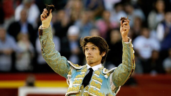 Castella orejas en mano su reciente triunfo en la Feria de Valencia.