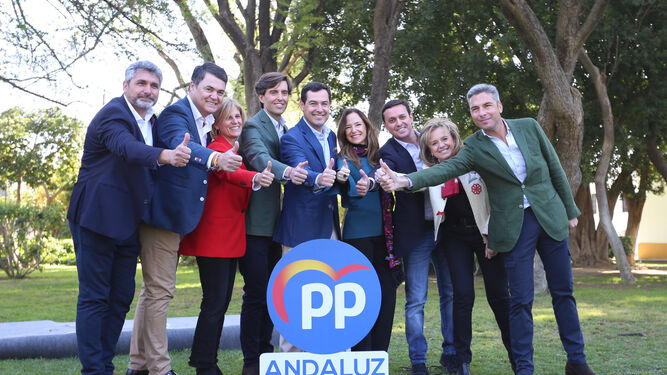 El presidente de la Junta y del PP andaluz, Juanma Moreno, posa con las cabezas de lista para el 28-A.