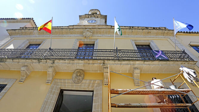 Un operario trabaja en la fachada del Ayuntamiento de Jerez.