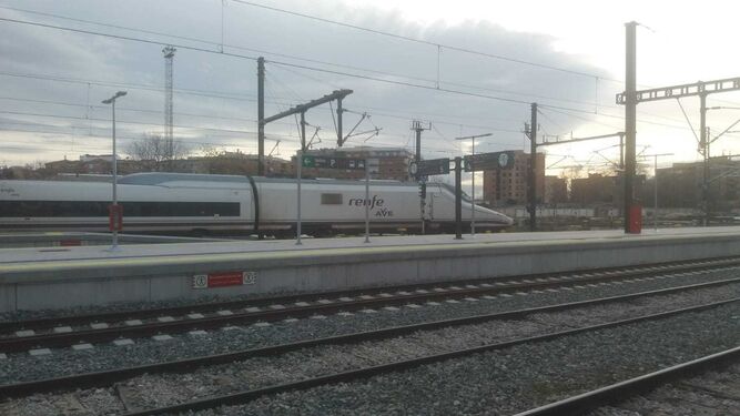 Un tren Serie 102 del AVE estacionado en Granada durante la fase de pruebas