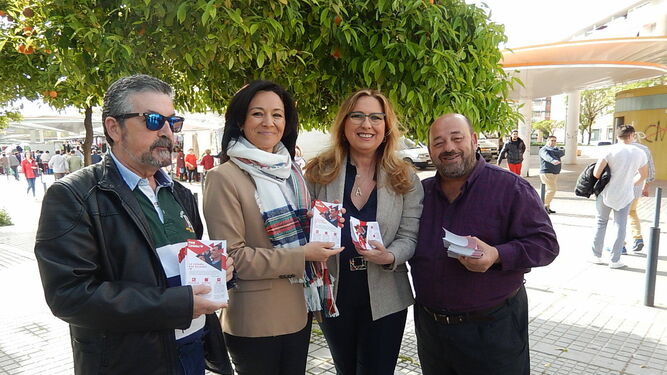 Rafi Crespín y María Ángeles Luna, con miembros del PSOE