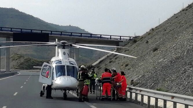 Personal sanitario evacúa a uno de los heridos en helicóptero