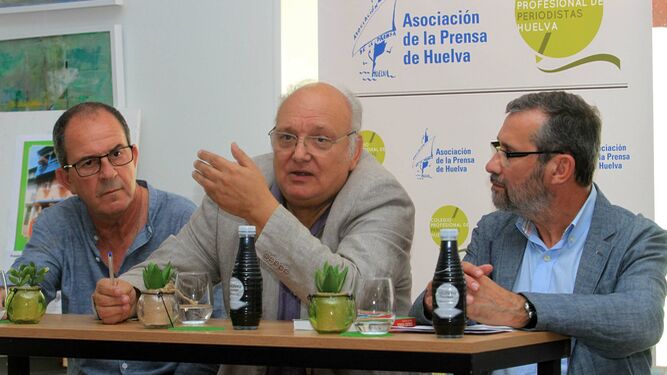 Antonio Checa (c) en la presentación de un libro en Huelva.
