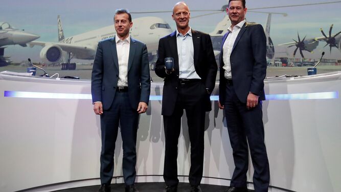 El CEO de Airbus  Tom Enders, el director financiero Harald Wilhelm y el presidente de la rama comercial de Airbus,  Guillaume Faury.