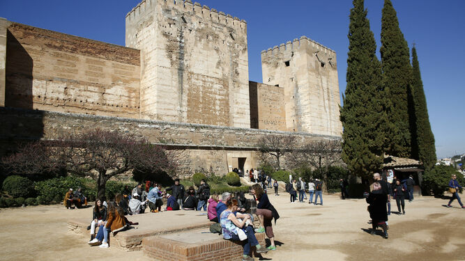 Imagen de archivo de turistas en la Alhambra.