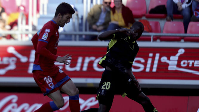 Adrián Ramos trata de robar el balón en una acción del partido