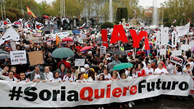 La manifestación de 'La Revuelta de la España Vaciada' llega a la plaza de Neptuno de Madrid.