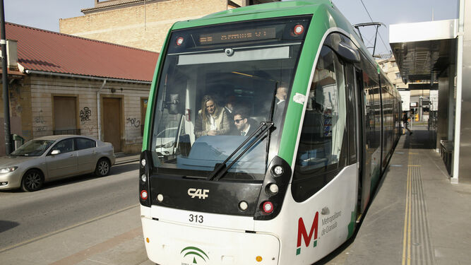 Un tren del Metro de Granada, detenido en la estación de Albolote