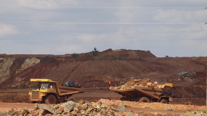 Camiones de gran tonelaje cargan mineral en el yacimiento de Riotinto.