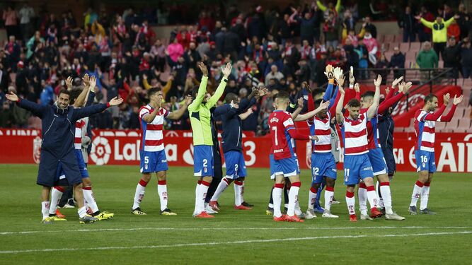 El conjunto rojiblanco celebró con sus seguidores la victoria ante el Málaga.