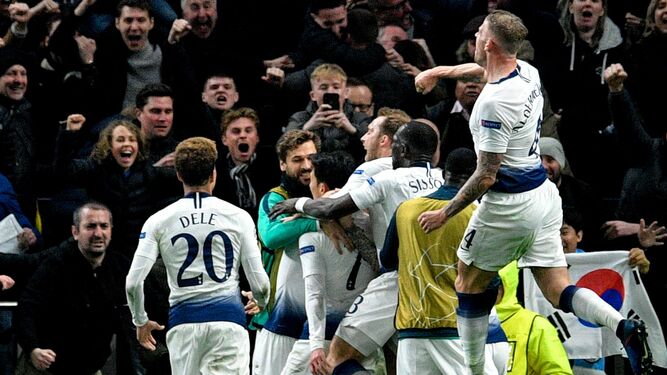 Los jugadores del Tottenham celebran el tanto de la victoria.