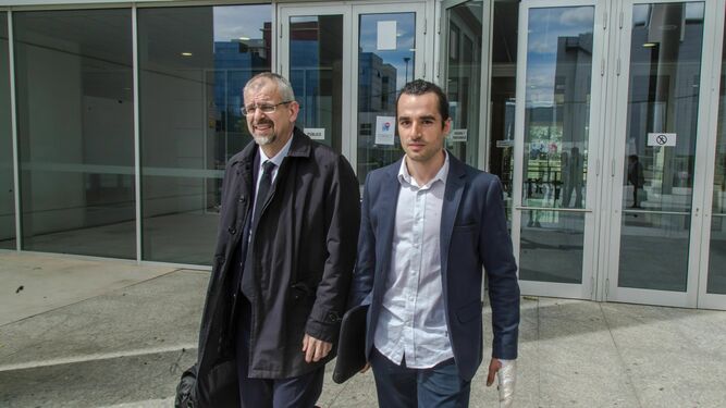 Alberto G. S., ex propietario de Seriesyonkis, a la salida de los tribunales con su abogado.