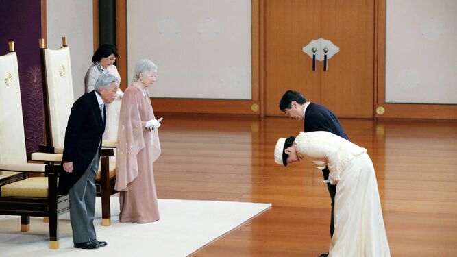 Los emperadores reciben la felicitación del príncipe heredero Naruhito y su esposa Masako.