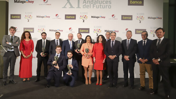 Fotografía de familia de los premiados junto a directivos de Grupo Joly, Bankia y de instituciones públicas