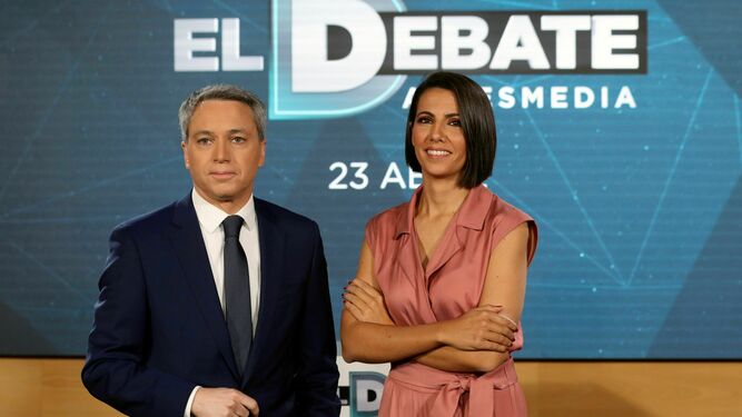 Ana Pastor y Vicente Vallés, presentadores del debate.