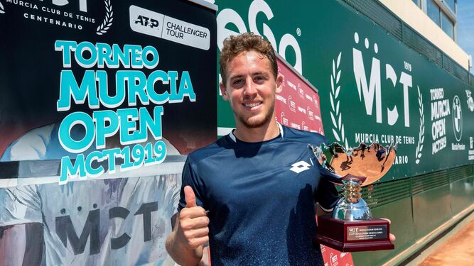 Carballés posa con el trofeo de campeón en Murcia.