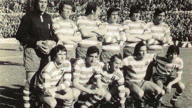Alineación del Granada CF de marzo de 1974 en La Romareda de Zaragoza, con el equipo vistiendo rayas horizontales