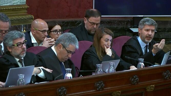 Andreu Van Den Eyden (d), abogado de Oriol Junqueras (detrás) y Raül Romeva (centro detrás), durante la sesión del juicio del ‘procés’ este martes en el Supremo.