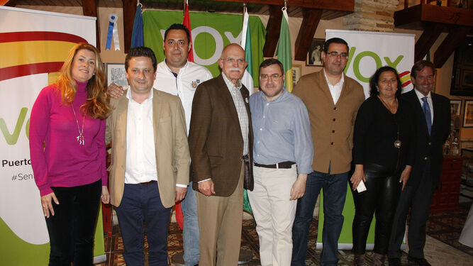 Agustín Rosety, con chaqueta marrón en el centro, en la presentación de la candidatura de Vox en El Puerto.